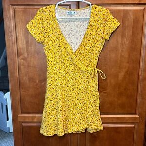 Hollister Yellow Faux Wrap Short Sleeve V-Neck Dress